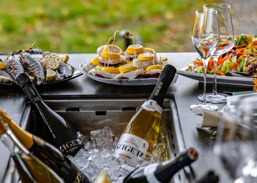 Speisen und Szigeti Sekt am Altea Grilltisch